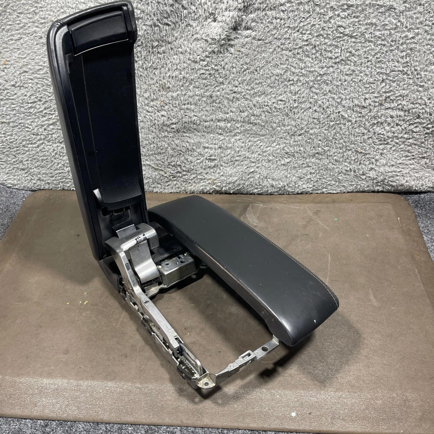11-18 Audi S8 A8 Quattro FRONT CENTER CONSOLE ARMREST STORAGE LID Black OEM