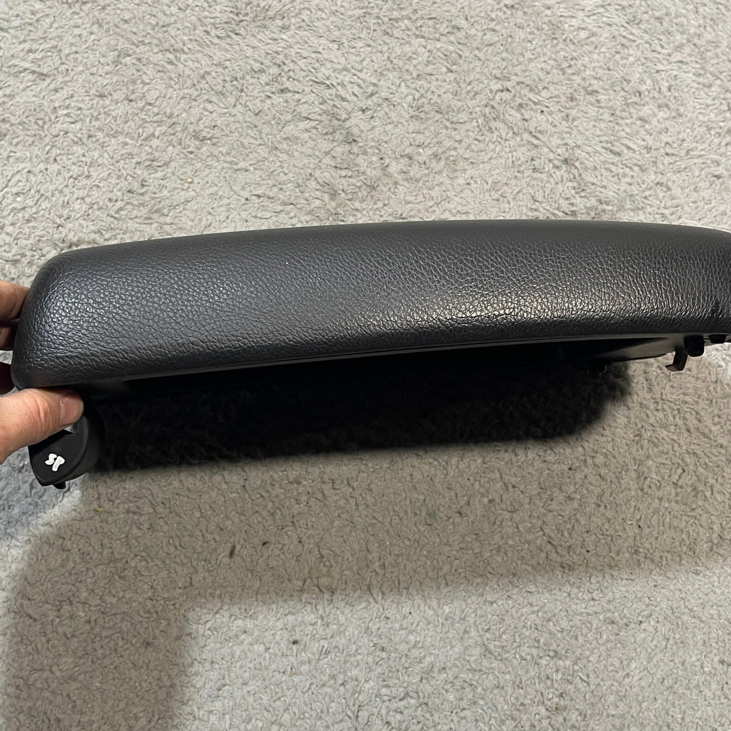 2011-2013 Kia Sorento Center Console Black Leather Armrest Lid Assembly OEM
