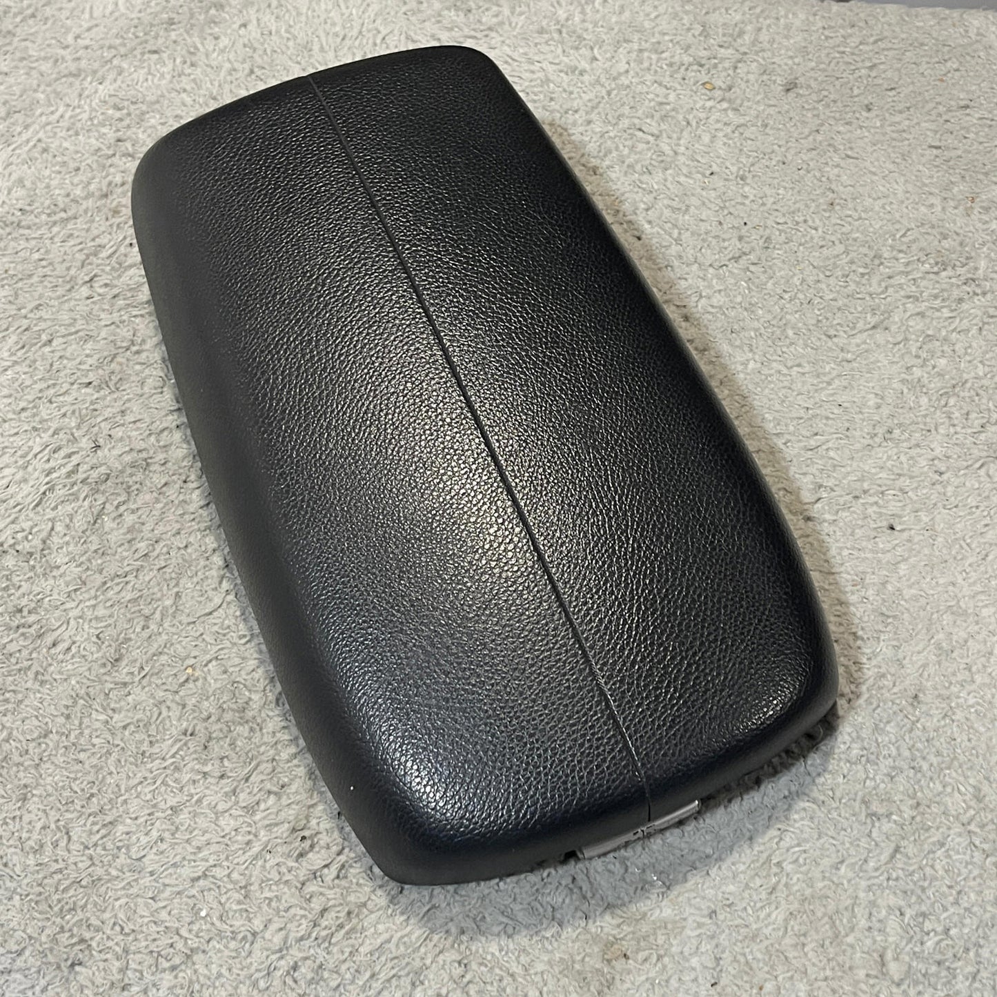 2011-2013 Kia Sorento Center Console Black Leather Armrest Lid Assembly OEM