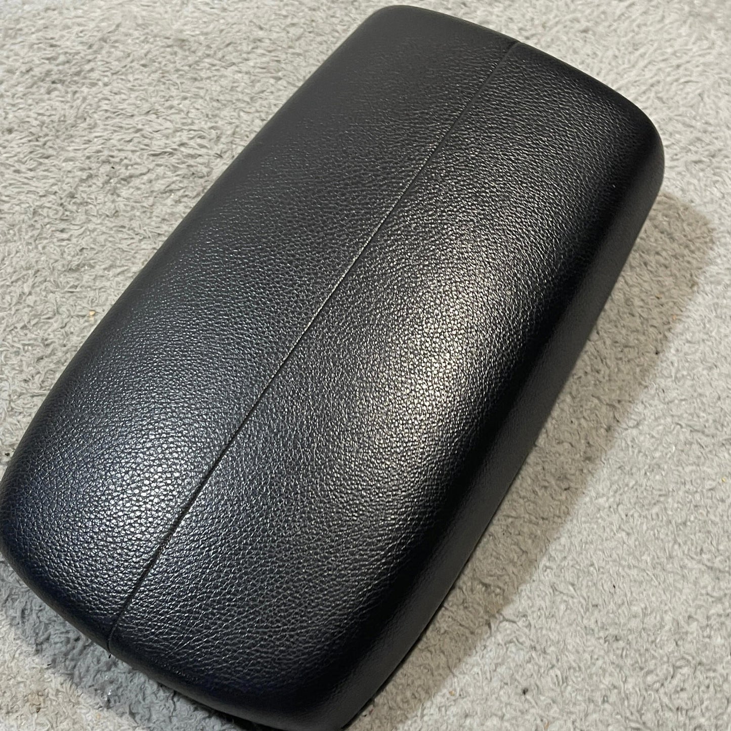2011-2013 Kia Sorento Center Console Black Leather Armrest Lid Assembly OEM