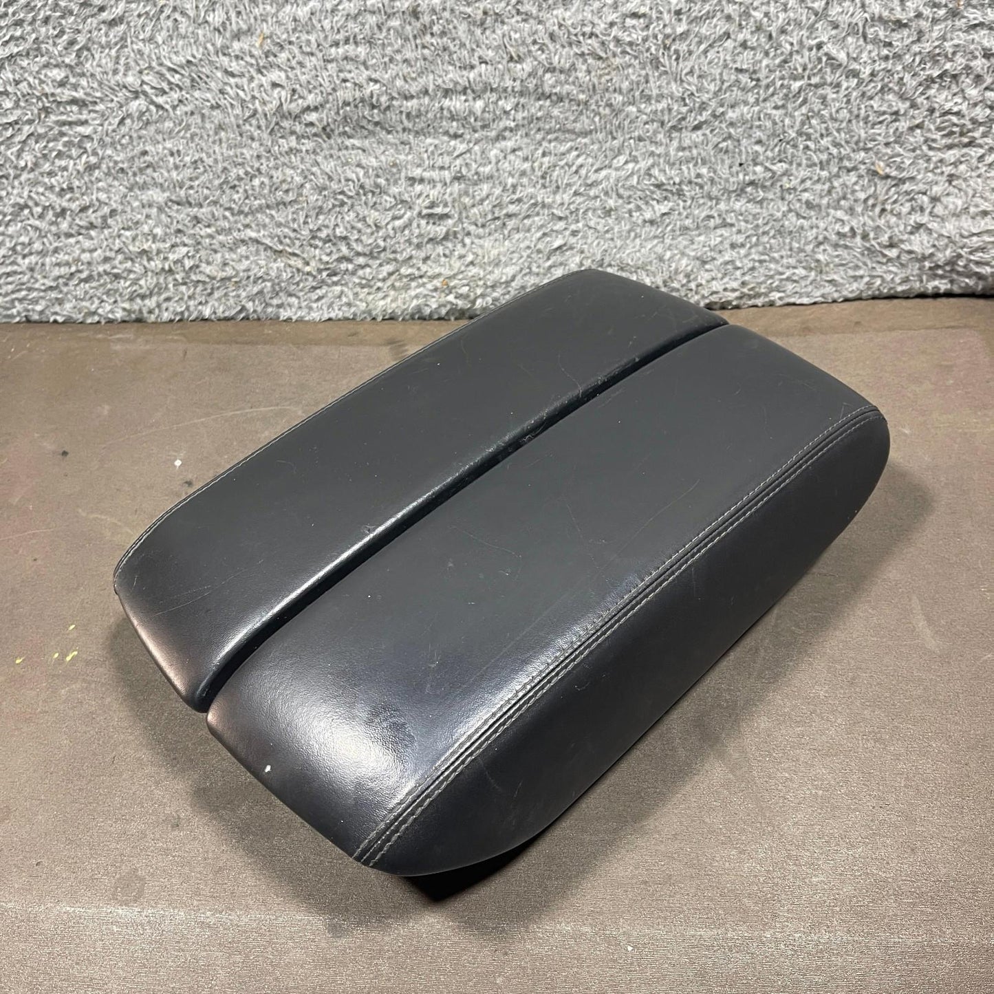 11-18 Audi S8 A8 Quattro FRONT CENTER CONSOLE ARMREST STORAGE LID Black OEM