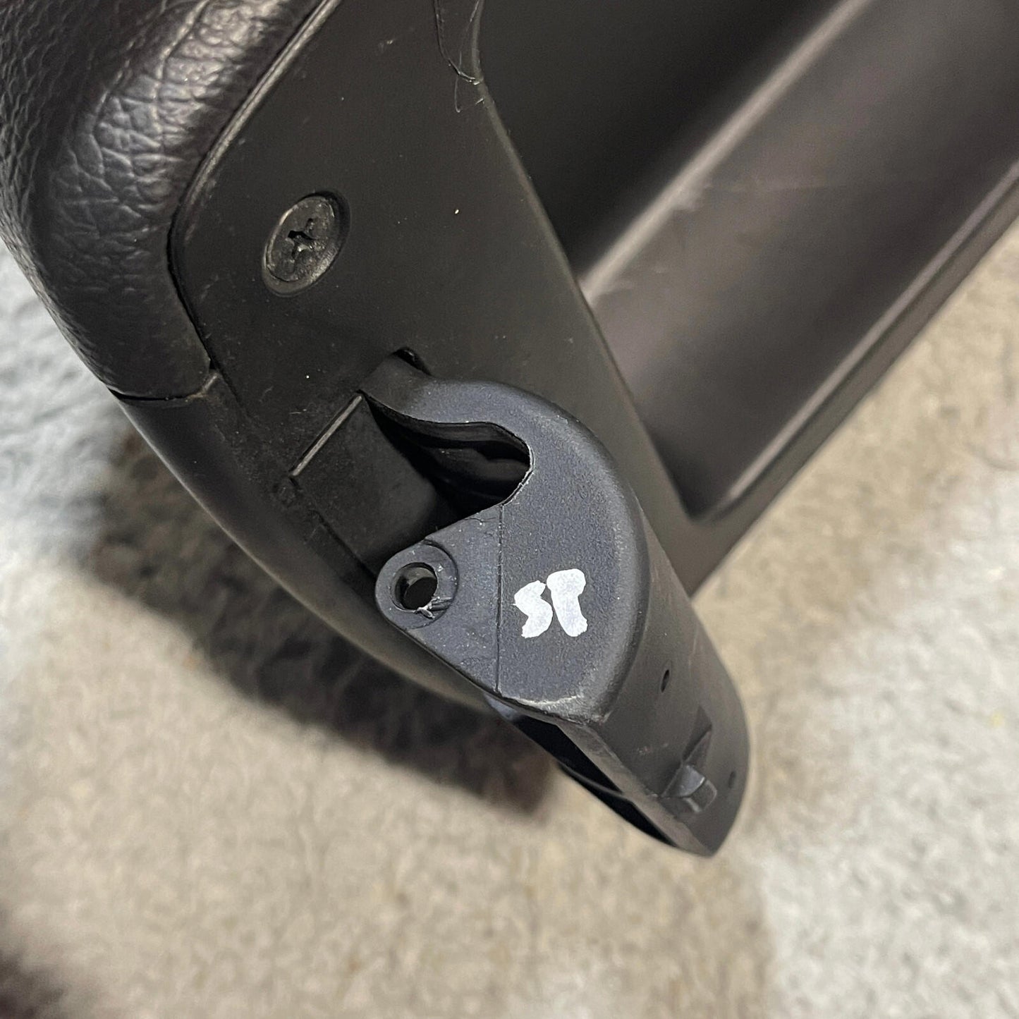 2011-2013 Kia Sorento Center Console Black Leather Armrest Lid Assembly OEM