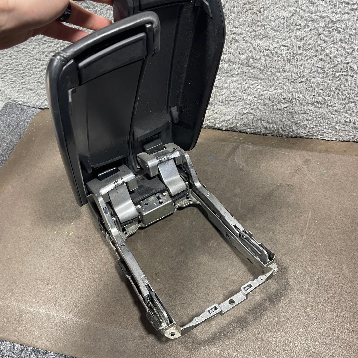 11-18 Audi S8 A8 Quattro FRONT CENTER CONSOLE ARMREST STORAGE LID Black OEM