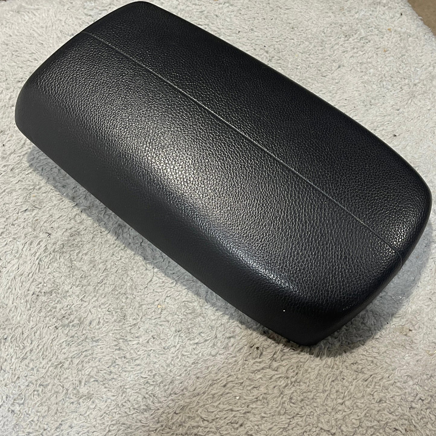 2011-2013 Kia Sorento Center Console Black Leather Armrest Lid Assembly OEM