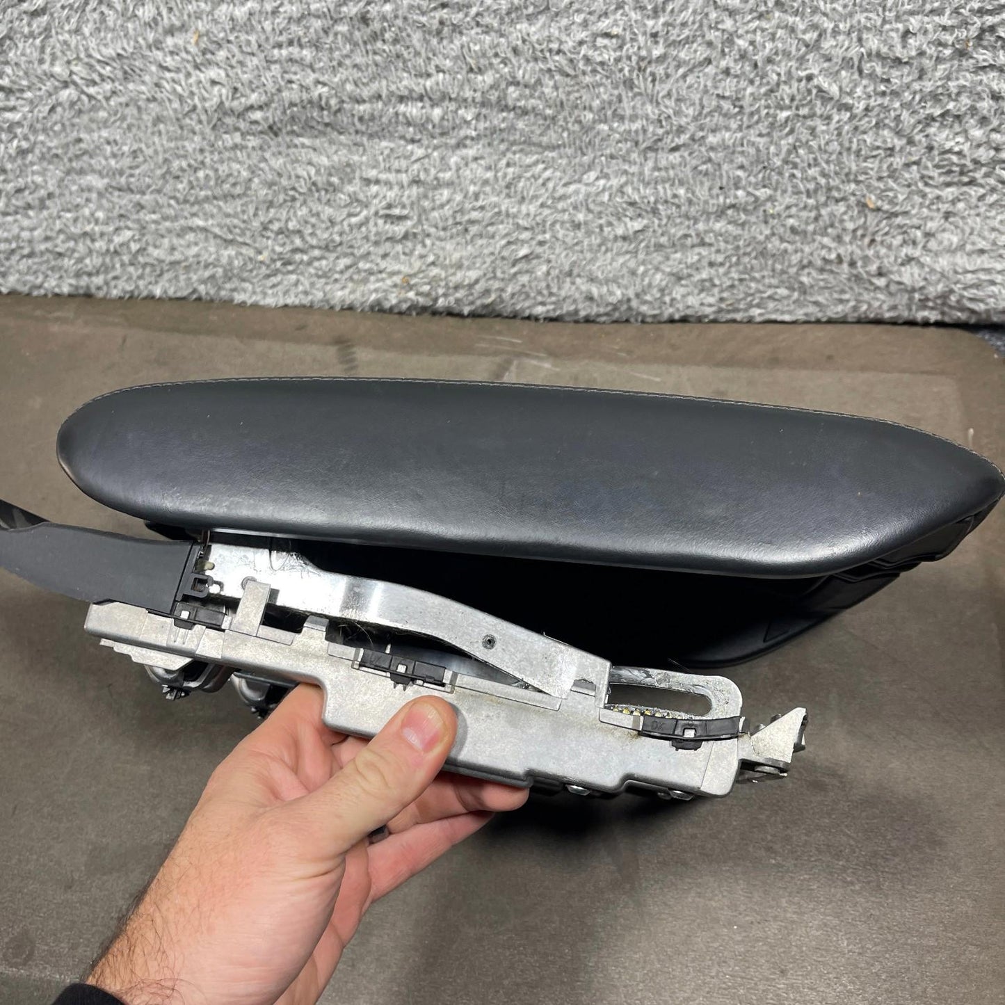 11-18 Audi S8 A8 Quattro FRONT CENTER CONSOLE ARMREST STORAGE LID Black OEM