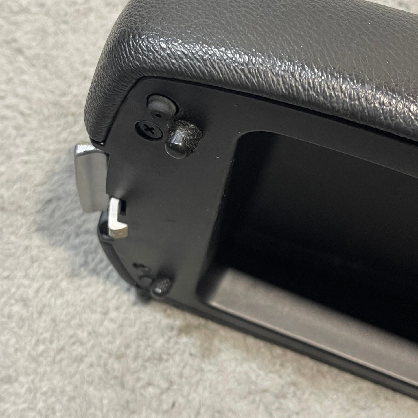2011-2013 Kia Sorento Center Console Black Leather Armrest Lid Assembly OEM